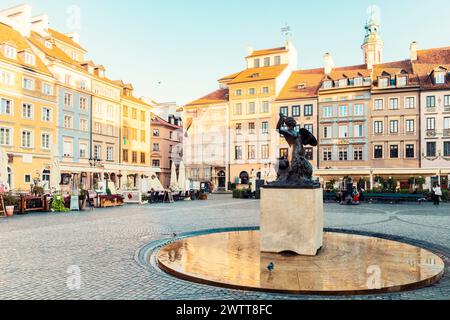 Berühmte Meerjungfrau-Statue mit historischen bunten Häusern am Marktplatz der Altstadt in Warschau, Polen Stockfoto