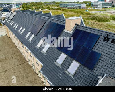 Ein Vogelblick auf Solarpaneele auf dem Dach eines Wohnhauses Stockfoto