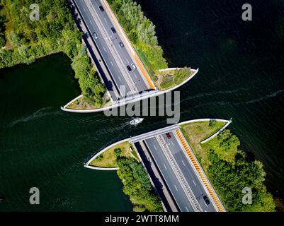 Das Aquädukt Veluwemeer ist ein Aquädukt unter dem Veluwemeer bei Harderwijk, der einzigartigen Wasserbrücke in den Niederlanden Stockfoto
