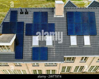 Blick aus der Vogelperspektive auf das Dach eines Wohnhauses mit Solarpaneelen Stockfoto