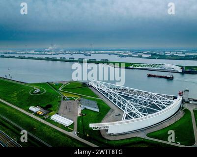 Rotterdam Maeslantkering Storm Surge Barriere aus der Vogelperspektive mit Blick auf den Fluss Stockfoto