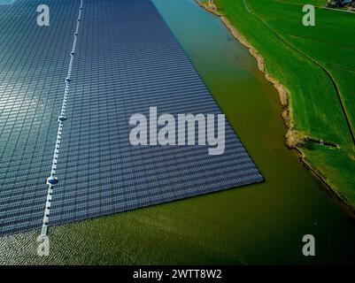 Luftaufnahme eines Solarparks neben einem Gewässer Stockfoto