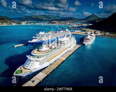 Kreuzfahrtschiffe legen in einem malerischen tropischen Hafen an Stockfoto