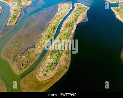 Aus der Vogelperspektive auf einen Serpentinfluss, der sich durch üppige Landschaften schlängelt Stockfoto