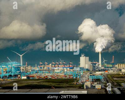 Überblick über den Hafen von Rotterdam mit Schiffen und Öltanks auf der ersten und zweiten Maasvlakte. Containerlagerung an einem Containerterminal im Hafen von Rotterdam mit Ölfässern. Stockfoto