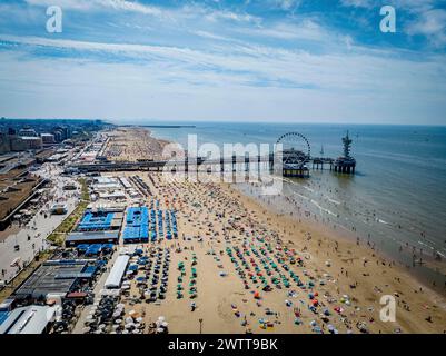 SCHEVINGEN - Menschenmassen am Strand von Scheveningen während der tropischen Tage genießen viele Menschen die schöne Sonne am Strand. Stockfoto