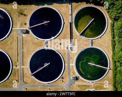 Luftaufnahme kreisförmiger Wasseraufbereitungsbehälter Stockfoto