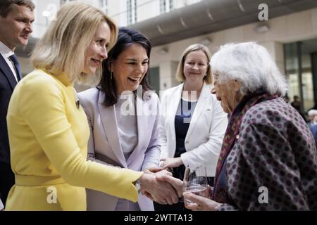 Annalena Baerbock Buendnis 90/die Gruenen, Bundesaussenministerin, Katja Kallas, Premierministerin von Estland und Margot Friedlaender, Holocaust-Ueberlebende, aufgenommen im Rahmen der Vergabe des Walter Rathenau Preis an Katja Kallas, Premierministerin von Estland, in Berlin, 19.03.2024. Fotografiert im Auftrag des Auswaertigen Amtes. Berlin Deutschland *** Annalena Baerbock Buendnis 90 die Gruenen , Bundesaußenministerin Katja Kallas, Premierministerin von Estland, und Margot Friedlaender, Holocaust-Überlebende, fotografiert bei der Verleihung des Walter Rathenau Preises an Katja Kallas, PR Stockfoto