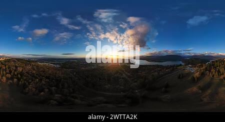 360°-Blick aus der Luft über die Stadt bei Sonnenuntergang. Burnaby, Vancouver, BC, Kanada. Stockfoto