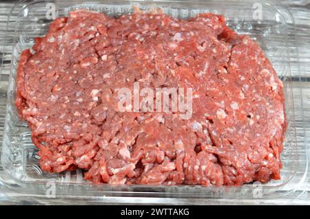 Hackfleisch oder Hackfleisch, Fleisch, das mit einem Messer, einem Fleischwolf, einer Hackmaschine oder einer Hackmaschine fein gehackt wird, wird in vielen Rezepten einschließlich Hamburger verwendet Stockfoto