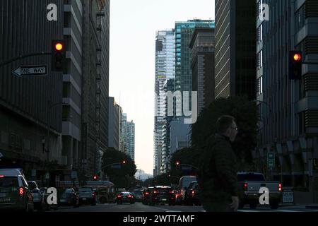 Los Angeles, Kalifornien, USA. März 2024. Ein allgemeiner Blick auf die Innenstadt von Los Angeles während der Hauptverkehrszeit. (Kreditbild: © Keith Tsuji/ZUMA Press Wire) NUR REDAKTIONELLE VERWENDUNG! Nicht für kommerzielle ZWECKE! Stockfoto