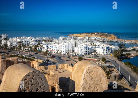 Blick vom Ribat von Monastir auf Apartments und Boote, die im Jachthafen von Kap Monastir in Monastir, Tunesien liegen Stockfoto