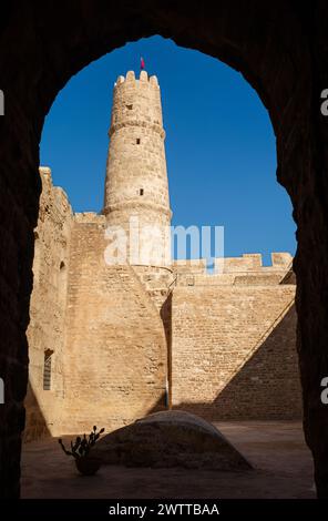 Der höchste Wachturm im Ribat von Monastir, einer islamischen Küstenfestung aus dem 8. Jahrhundert, Monastir, Tunesien. Stockfoto