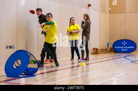 Winchburgh Academy, West Lothian, Schottland, Großbritannien, 19. März 2024. Parasport Festival für Kinder mit Behinderungen: Scottish Disability Sport veranstaltet eine Reihe landesweiter Veranstaltungen, um Jugendlichen mit körperlichen Behinderungen, Hörverlust und Sehstörungen die Möglichkeit zu bieten, eine breite Palette von Sportarten von qualifizierten Trainern vor Ort auszuprobieren. Im Bild: Jamie Carter, 13 Jahre alt und bei einer Leichtathletik-Session eine Hemiplegie hat. Quelle: Sally Anderson/Alamy Live News Stockfoto
