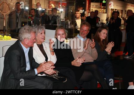 MÜNCHEN, Deutschland - 19. MÄRZ 2024: Sepp MAIER, ehemaliger Profifußballer, Torhüter, feierte mit Freunden und Familie und der FcBayern-Geschäftsführung seinen 80. Geburtstag (28. Februar) während der Eröffnung einer attraktiven Sonderausstellung am 19. März in der Allianz Arena. Sepp Maier nimmt an der Eröffnung der Sonderausstellung „All the Best, Sepp Maier!“ Teil. September Maiers 80. Geburtstag mit seiner Frau Monika und seiner Tochter Alexandra und ihrer Enkelin Maxima am 19. März 2024 im FC Bayern Museum in München. Die Ausstellung ist eine Hommage an den Geburtstag der Torwartfigur. Stockfoto