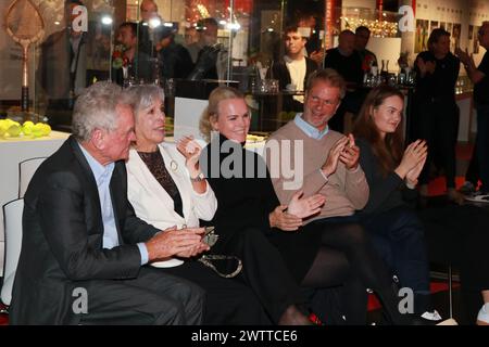 MÜNCHEN, Deutschland - 19. MÄRZ 2024: Sepp MAIER, ehemaliger Profifußballer, Torhüter, feierte mit Freunden und Familie und der FcBayern-Geschäftsführung seinen 80. Geburtstag (28. Februar) während der Eröffnung einer attraktiven Sonderausstellung am 19. März in der Allianz Arena. Sepp Maier nimmt an der Eröffnung der Sonderausstellung „All the Best, Sepp Maier!“ Teil. September Maiers 80. Geburtstag mit seiner Frau Monika und seiner Tochter Alexandra und ihrer Enkelin Maxima am 19. März 2024 im FC Bayern Museum in München. Die Ausstellung ist eine Hommage an den Geburtstag der Torwartfigur. Stockfoto