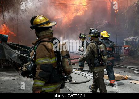 Quezon City, Metro Manila, Philippinen. März 2024. Feuerwehrmänner kämpfen gegen eine Flamme, die ein Wohngebiet in Quezon City, Metro Manila, Philippinen umschließt. März 2024. Das Feuer erreichte den sechsten Alarm und verdrängte Hunderte von Bewohnern. (Kreditbild: © Basilio Sepe/ZUMA Press Wire) NUR REDAKTIONELLE VERWENDUNG! Nicht für kommerzielle ZWECKE! Stockfoto