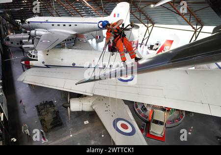 Fachleute für den Zugang zu Industrieseilzugängen seilen sich im Royal Air Force Museum Midlands in Cosford in der Nähe von Telford, Shropshire, ab, um während der jährlichen Reinigung und Wartung von Flugzeugen auf hoher Ebene in der National Cold war Exhibition eine Ausstellung für Flugzeuge zu besuchen, die in der National Cold war Exhibition ausgestellt ist. Bilddatum: Dienstag, 19. März 2024. Stockfoto