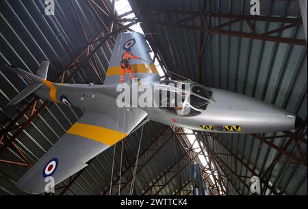 Fachleute für den Zugang zu Industrieseilzugängen seilen sich im Royal Air Force Museum Midlands in Cosford in der Nähe von Telford, Shropshire, ab, um während der jährlichen Reinigung und Wartung von Flugzeugen auf hoher Ebene in der National Cold war Exhibition eine Ausstellung für Flugzeuge zu besuchen, die in der National Cold war Exhibition ausgestellt ist. Bilddatum: Dienstag, 19. März 2024. Stockfoto