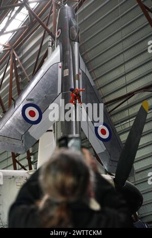 Fachleute für den Zugang zu Industrieseilzugängen seilen sich im Royal Air Force Museum Midlands in Cosford in der Nähe von Telford, Shropshire, ab, um während der jährlichen Reinigung und Wartung von Flugzeugen auf hoher Ebene in der National Cold war Exhibition eine Ausstellung für Flugzeuge zu besuchen, die in der National Cold war Exhibition ausgestellt ist. Bilddatum: Dienstag, 19. März 2024. Stockfoto