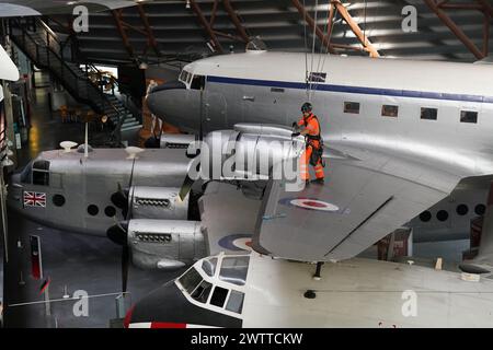 Fachleute für den Zugang zu Industrieseilzugängen seilen sich im Royal Air Force Museum Midlands in Cosford in der Nähe von Telford, Shropshire, ab, um während der jährlichen Reinigung und Wartung von Flugzeugen auf hoher Ebene in der National Cold war Exhibition eine Ausstellung für Flugzeuge zu besuchen, die in der National Cold war Exhibition ausgestellt ist. Bilddatum: Dienstag, 19. März 2024. Stockfoto