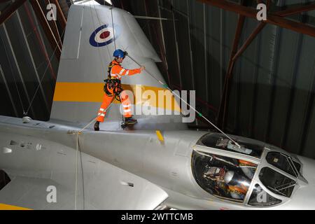 Fachleute für den Zugang zu Industrieseilzugängen seilen sich im Royal Air Force Museum Midlands in Cosford in der Nähe von Telford, Shropshire, ab, um während der jährlichen Reinigung und Wartung von Flugzeugen auf hoher Ebene in der National Cold war Exhibition eine Ausstellung für Flugzeuge zu besuchen, die in der National Cold war Exhibition ausgestellt ist. Bilddatum: Dienstag, 19. März 2024. Stockfoto