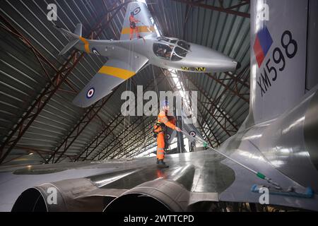 Fachleute für den Zugang zu Industrieseilzugängen seilen sich im Royal Air Force Museum Midlands in Cosford in der Nähe von Telford, Shropshire, ab, um während der jährlichen Reinigung und Wartung von Flugzeugen auf hoher Ebene in der National Cold war Exhibition eine Ausstellung für Flugzeuge zu besuchen, die in der National Cold war Exhibition ausgestellt ist. Bilddatum: Dienstag, 19. März 2024. Stockfoto