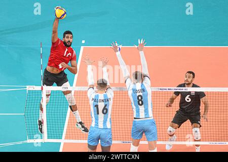 Reda Haikal (Ägypten); Luciano Palonsky, Agustin Loser (Argentinien). Volleyball-Weltmeisterschaft 2022. Stockfoto