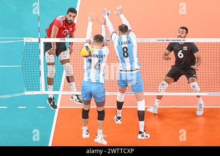 Reda Haikal (Ägypten); Luciano Palonsky, Agustin Loser (Argentinien). Volleyball-Weltmeisterschaft 2022. Stockfoto