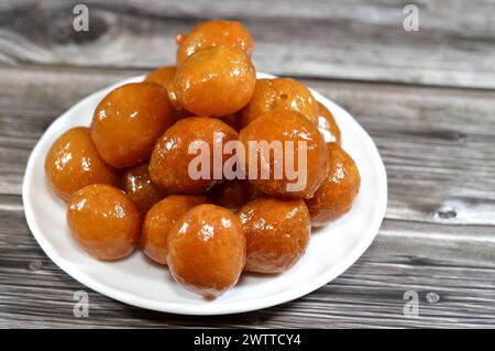 Zalabia Dessert, eine Art von gebratenem Teig aus dem Nahen Osten, ähnlich dem eines Donuts, ein leckeres Dessert, das auf jeder Feiertagsfeier serviert wird, gebratener Teig süß Stockfoto