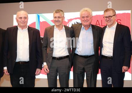 MÜNCHEN, Deutschland - 19. MÄRZ 2024: FC Bayern München Ehrenpräsident Uli Hoeness, Herbert Hainer, Präsident des FC bayern München, Sepp MAIER und Jan-Christian Dreesen, CEO des FC Bayern München - Sepp MAIER, ehemaliger Profifußballer, Torhüter, feierte mit Freunden und Familie und dem FcBayern Management seinen 80. Geburtstag (28. Februar) während der Eröffnung einer besonderen und attraktiven Ausstellung am 19. März in der Allianz Arena. Der FC Bayern München schuf eine Sepp MAIER-Ausstellung im Museumspavillon der Allianz Arena in München und nahm an der großen Eröffnung Teil. Fußballwart S Stockfoto