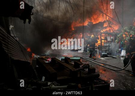 Quezon City, Metro Manila, Philippinen. März 2024. Feuerwehrmänner kämpfen gegen eine Flamme, die ein Wohngebiet in Quezon City, Metro Manila, Philippinen umschließt. März 2024. Das Feuer erreichte den sechsten Alarm und verdrängte Hunderte von Bewohnern. (Kreditbild: © Basilio Sepe/ZUMA Press Wire) NUR REDAKTIONELLE VERWENDUNG! Nicht für kommerzielle ZWECKE! Stockfoto