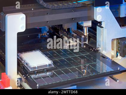 Automatisierte Laborgeräte, die Proben verarbeiten Stockfoto