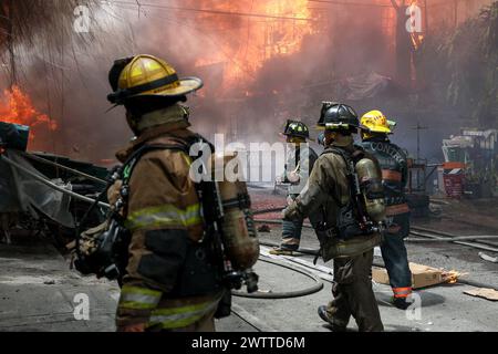 Quezon City, Metro Manila, Philippinen. März 2024. Feuerwehrmänner kämpfen gegen eine Flamme, die ein Wohngebiet in Quezon City, Metro Manila, Philippinen umschließt. März 2024. Das Feuer erreichte den sechsten Alarm und verdrängte Hunderte von Bewohnern. (Kreditbild: © Basilio Sepe/ZUMA Press Wire) NUR REDAKTIONELLE VERWENDUNG! Nicht für kommerzielle ZWECKE! Stockfoto