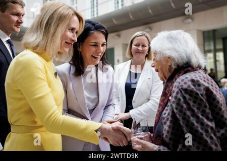 Annalena Baerbock (Buendnis 90/die Grünen), Bundesaußenministerin Katja Kallas, Premierministerin von Estland, und Margot Friedlaender, Holocaust-Überlebende, fotografierten im Rahmen der Verleihung des Walter Rathenau-Preises an die Estnische Premierministerin Katja Kallas, am 19. März 2024 in Berlin. Fotografiert im Auftrag des Auswärtigen Amtes. Stockfoto