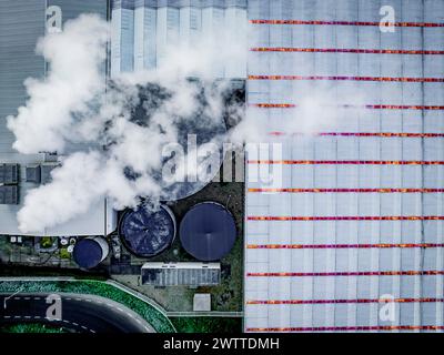 Luftaufnahme der Industriestandorte mit Dampf und farbenfrohen Behältern Stockfoto