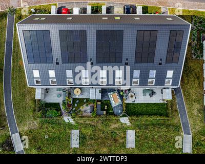 Blick aus der Vogelperspektive auf ein modernes Wohngebäude mit Solarpaneelen Stockfoto