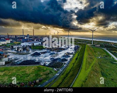 Industrielandschaft unter einem dramatisch bewölkten Himmel in der Abenddämmerung Stockfoto