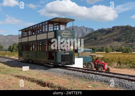 Franschhoek Westkap Südafrika. 05/03/2024. Touristentram an der Station Rickety Bridge auf einer Weintour im westlichen kap. Stockfoto