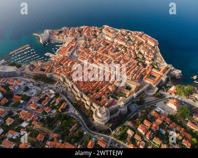 Luftaufnahme der Altstadt von Dubrovnik, Dalmatien, Kroatien. Mittelalterliche Stadtfestung an der Adriaküste. Drohnenansicht. Reisen Stockfoto