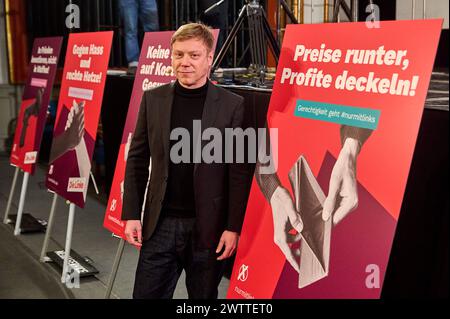 Vorstellung der Plakatkampagne der Partei die linke zu der bevorstehenden Europawahl 2024 mit Spitzenkandidat Martin Schirdewan im Berliner Kino Babylon. / Präsentation der Plakatkampagne der Linkspartei für die bevorstehenden Europawahlen 2024 mit Spitzenkandidat Martin Schirdewan im Berliner Babylon-Kino. Schnappschuss-Fotografie/F.Boillot *** Präsentation der Plakatkampagne der Linkspartei für die anstehenden Europawahlen 2024 mit Spitzenkandidat Martin Schirdewan im Berliner Babylon-Kino Präsentation der Plakatkampagne der Linkspartei für die anstehenden Europawahlen 2024 mit Top c Stockfoto