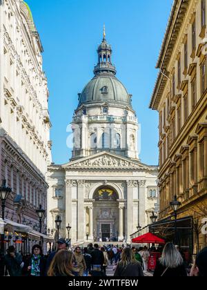 Budapest, Ungarn - 03. März 2024: Blick auf St. Stephens Basilika von der Fußgängerzone Zrinyi utca, Szent Istvan Bazilika in Budapest Stockfoto