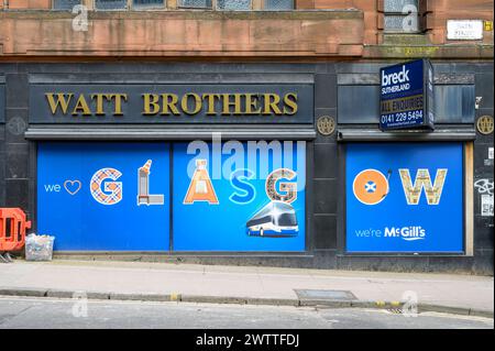 McGill's Bus Company Werbung am Fenster des ehemaligen Watt Brothers Kaufhauses, Bath Street, Glasgow, Schottland, Großbritannien, Europa Stockfoto