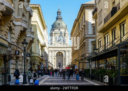 Budapest, Ungarn - 03. März 2024: Blick auf St. Stephens Basilika von der Fußgängerzone Zrinyi utca, Szent Istvan Bazilika in Budapest Stockfoto