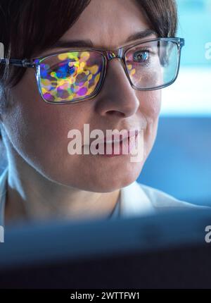 Weibliche STAMMWISSENSCHAFTLERIN mit künstlicher Intelligenz, um ein molekulares Modell einer chemischen Verbindung auf einem Computerbildschirm zu entwerfen. Stockfoto