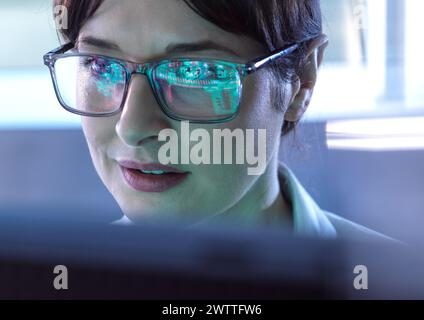 AI Engineering, weibliche MINT-Ingenieurin, die künstliche Intelligenz nutzt, um Mikroelektronik im Labor zu entwerfen. Stockfoto