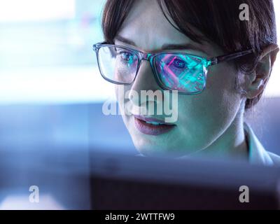 AI Engineering, weibliche MINT-Ingenieurin, die künstliche Intelligenz nutzt, um Mikroelektronik im Labor zu entwerfen. Stockfoto