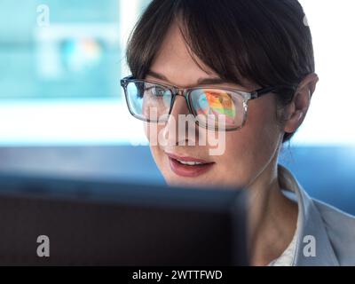 Professionelle Frauen entwerfen ein Tortendiagramm auf einem Computer, um Unternehmensstatistiken zu veranschaulichen. Stockfoto