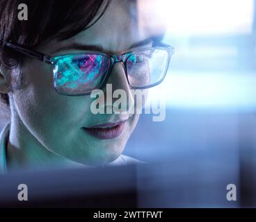 AI Engineering, weibliche MINT-Ingenieurin, die künstliche Intelligenz nutzt, um Mikroelektronik im Labor zu entwerfen. Stockfoto