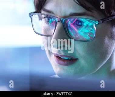 AI Engineering, weibliche MINT-Ingenieurin, die künstliche Intelligenz nutzt, um Mikroelektronik im Labor zu entwerfen. Stockfoto